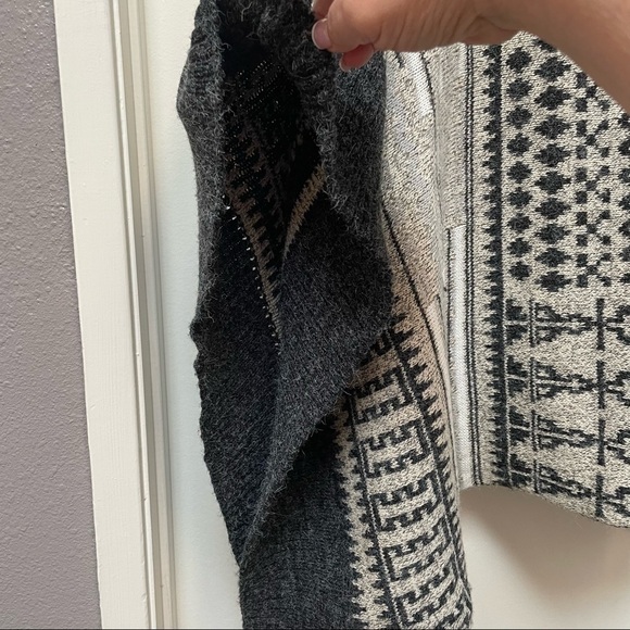 Yaira Pullover Poncho Sweater Cape Size O/S - Picture 6 of 8